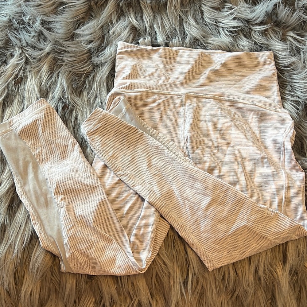 Lululemon White & gray Wunder under crop legging w/ Mesh panel. Size 4